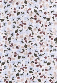 Katoenen stof met een klein bloemenpatroon in bordeaux, groen en beige op een witte achtergrond met lichtblauwe accenten.