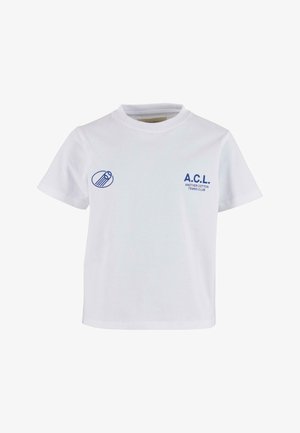 Hvid bomulds T-shirt med blå trykte logoer: en fjerbold og "A.C.L. ANOTHER COTTON TENNIS CLUB" på forsiden. Korte ærmer, rund halsudskæring.