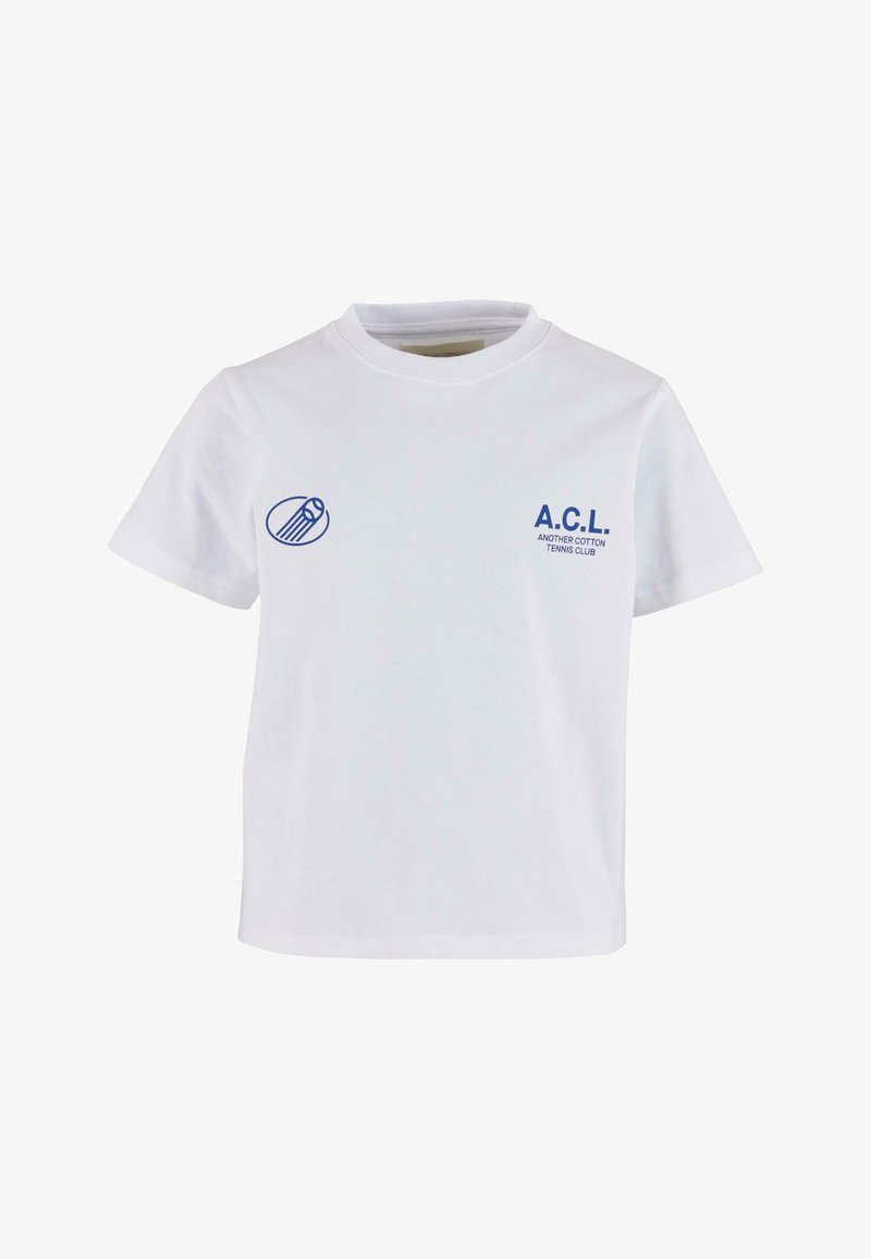 Balts kokvilnas T-krekls ar ziliem printētiem logo attēliem: lidojošās bumba un "A.C.L. ANOTHER COTTON TENNIS CLUB" uz priekšu. Īsas piedurknes, apaļš apkakle.