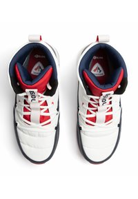Zapatillas altas con parte superior sintética acolchada blanca, acentos en rojo y azul marino, diseño con cordones y suela de goma negra texturizada.