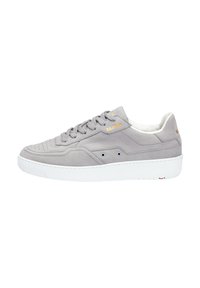 Sneaker in suede grigio con suola in gomma bianca, punta rotonda e lacci grigi. Presenta sottili perforazioni e un marchio sui lati e sul tallone.