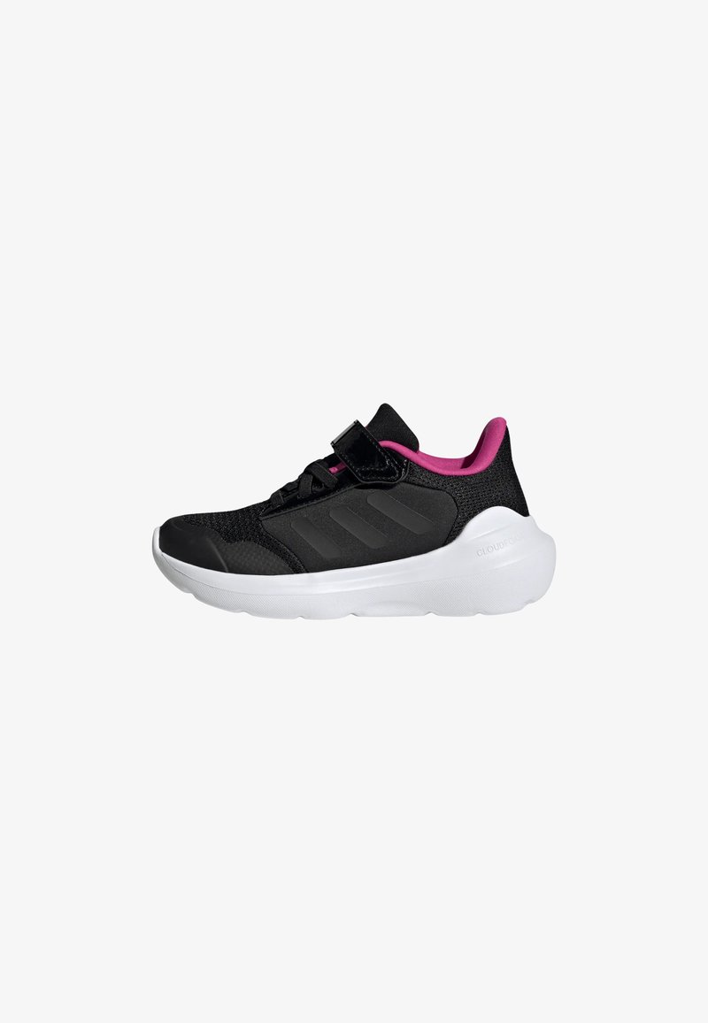 Baskets noires et roses avec semelle blanche, tige en mesh, fermeture velcro et bandes Adidas sur le côté, conçues pour le confort et un usage décontracté.