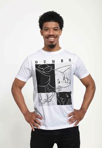 Camiseta de algodón blanca con un diseño gráfico que presenta ilustraciones en blanco y negro de Dumbo en cuatro paneles, mostrando distintas posturas.
