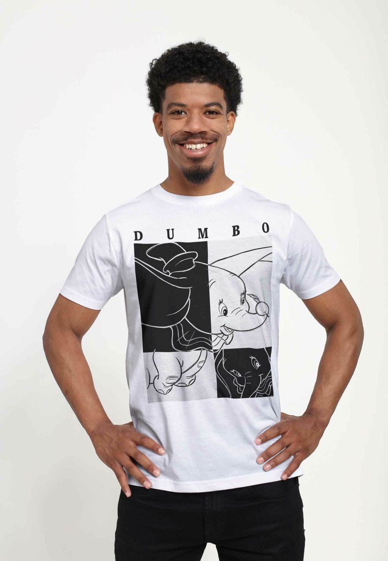 Camiseta de algodón blanca con un diseño gráfico que presenta ilustraciones en blanco y negro de Dumbo en cuatro paneles, mostrando distintas posturas.