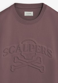 Sweatshirt bordeaux cu un logo embosat "SCALPERS" și un design cu cranii încrucișate, cu un guler rotund și un material texturat.