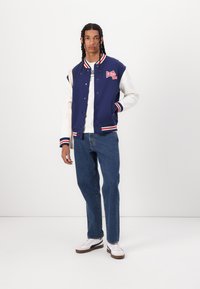 Red Bull Racing x Pepe Jeans Bomber stiliaus striukė - eton blue