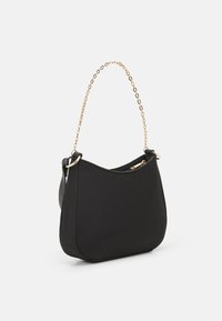 Czarna torebka na ramię wykonana z miękkiego, teksturowanego materiału. Posiada złotą łańcuszkową rączkę, zaokrąglony top i zamek błyskawiczny, zapewniający bezpieczny dostęp.