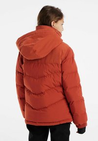 Červená puffa bunda s chevronovým vzorom, nastaviteľnou kapucňou a elastickými manžetami, s hladkým povrchom a výrazne prešívanými sekciami.