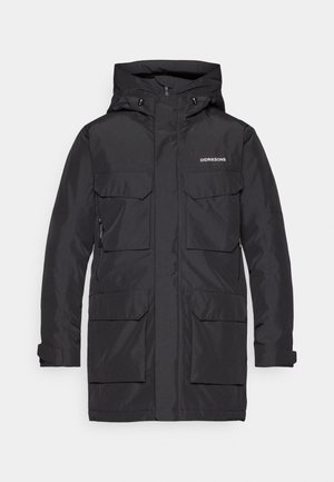 Schwarze wasserdichte Parka-Jacke mit Kapuze, ausgestattet mit zwei großen Fronttaschen und einer Reißverschlusstasche auf der linken Seite. Glatte Textur, minimales Branding.