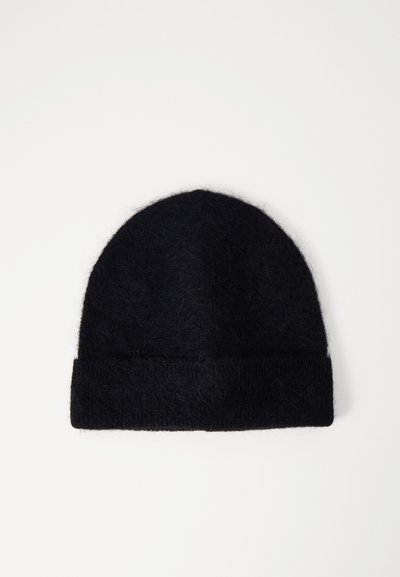 Must must hatt mustriga pehmea tekstuuriga. Ümar ülemine osa ja voltitud äär. Lihtne disain, ilma nähtavate mustrite või kaunistusteta.