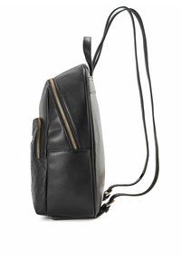 Czarny plecak o pikowanej teksturze, ze złotymi zamkami i regulowanymi paskami, przedstawiony z boku na białym tle.