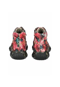 Vysoké boty s květinovým potiskem v červené, růžové a zelené barvě na textilu; černá gumová podrážka; boční zip pro snadné obouvání.