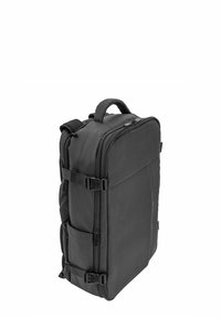 Czarny plecak wykonany z wytrzymałego materiału, z podwójnymi zamkami, wyściełanym uchwytem, kieszenią boczną, regulowanymi paskami i prostokątnym kształtem.
