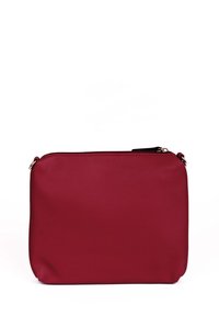 Rote synthetische Kosmetiktasche mit glatter Textur, rechteckiger Form, Reißverschluss und goldenen Hardware-Akzenten. Schlichtes Design.