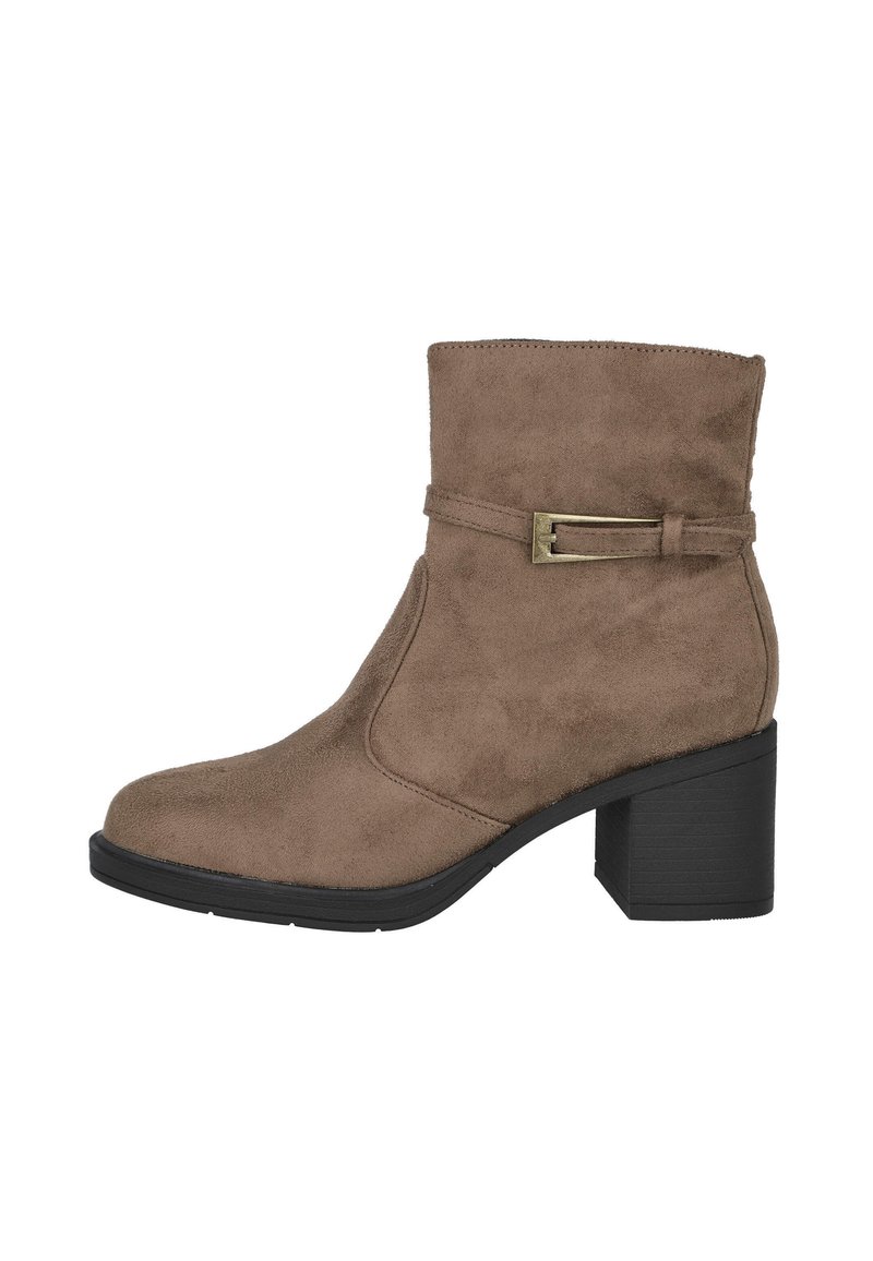 Botín de ante marrón con tacón cuadrado negro, correa lateral y hebilla dorada, mostrado desde el lado exterior sobre un fondo blanco.