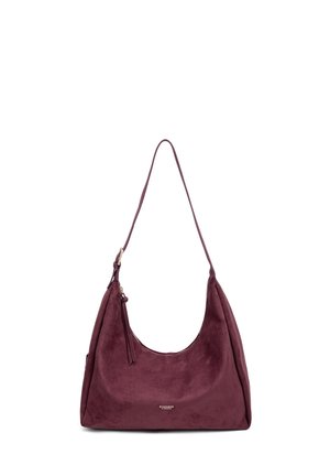 Suède hobo tas in diep bordeaux met een gebogen silhouet, verstelbare schouderband en een subtiel logo aan de onderkant. Soepele textuur, minimale details.