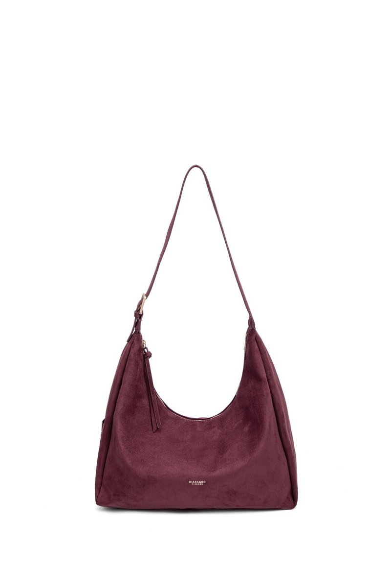 Borsa hobo in suede di un profondo bordeaux con silhouette curva, tracolla regolabile e un sottile logo alla base. Texture liscia, dettagli minimi.