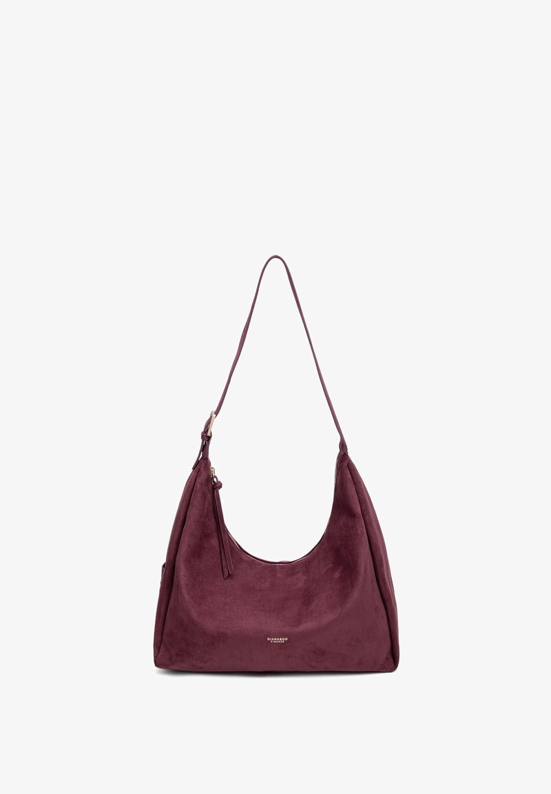 Borsa hobo in suede di un profondo bordeaux con silhouette curva, tracolla regolabile e un sottile logo alla base. Texture liscia, dettagli minimi.