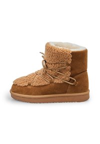 Stivaletto in suede marrone con parte superiore in shearling testurizzato, dettagli di lacci frontali e soletta imbottita. Suola in gomma robusta per una buona aderenza.
