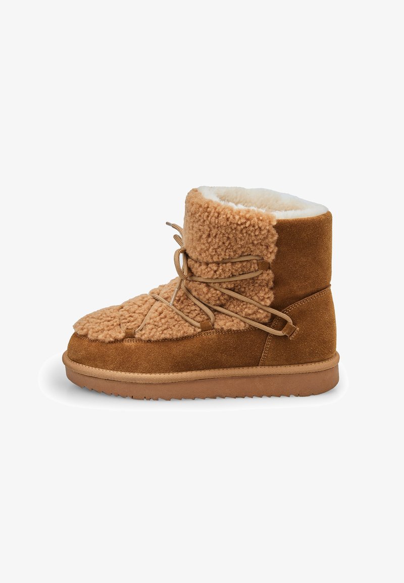 Stivaletto in suede marrone con parte superiore in shearling testurizzato, dettagli di lacci frontali e soletta imbottita. Suola in gomma robusta per una buona aderenza.