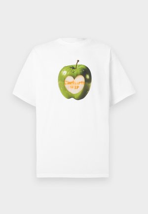 Camiseta blanca de manga corta con un gráfico de una manzana verde; la manzana tiene un área pelada en forma de corazón que muestra el texto "Carhartt WIP".
