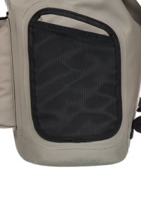 Sac étanche gris avec une poche en maille noire texturée. Présente des bords arrondis et des coutures noires contrastantes le long de l'outline de la poche.