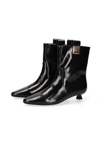 Bottines en cuir verni noir avec un bout pointu, une finition brillante, un petit talon géométrique et un accent métallique à la cheville.