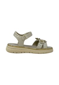 Sandalo beige con materiale lucido, decorazioni floreali, cinturino regolabile e suola texture. Presenta dettagli dorati e una forma sagomata.