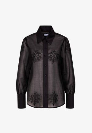Blusa nera trasparente a maniche lunghe con ricami floreali, colletto ampio, apertura frontale con bottoni e polsini larghi.