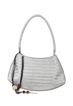 Geantă țesută argintie cu mâner împletit și ciucure negru din șnur, împodobită cu mărgele maro și albe.
