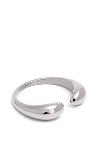 Silberner, offener Ring mit glatten, runden Enden; aus poliertem Metall mit einem schlanken, minimalistischen Design.