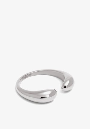 Zilveren, open ring met gladde, afgeronde uiteinden; gemaakt van gepolijst metaal met een strak, minimalistisch ontwerp.