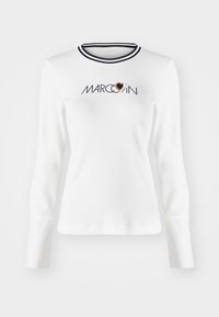 Camisa blanca de manga larga con cuello de canalé que presenta rayas en azul marino. En la parte frontal tiene el logotipo "MARCCAIN" y un diseño de corazón en colores contrastantes.