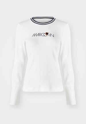 Bílá košile s dlouhým rukávem a žebrovaným límcem, která má námořnické pruhy. Na přední straně se nachází logo "MARCCAIN" a design srdce v kontrastních barvách.