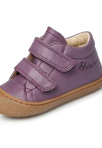 Scarpa per bambini in pelle viola con due fasce in velcro, fodera beige e suola in gomma marrone testurizzata. Accentuata con un logo laterale.