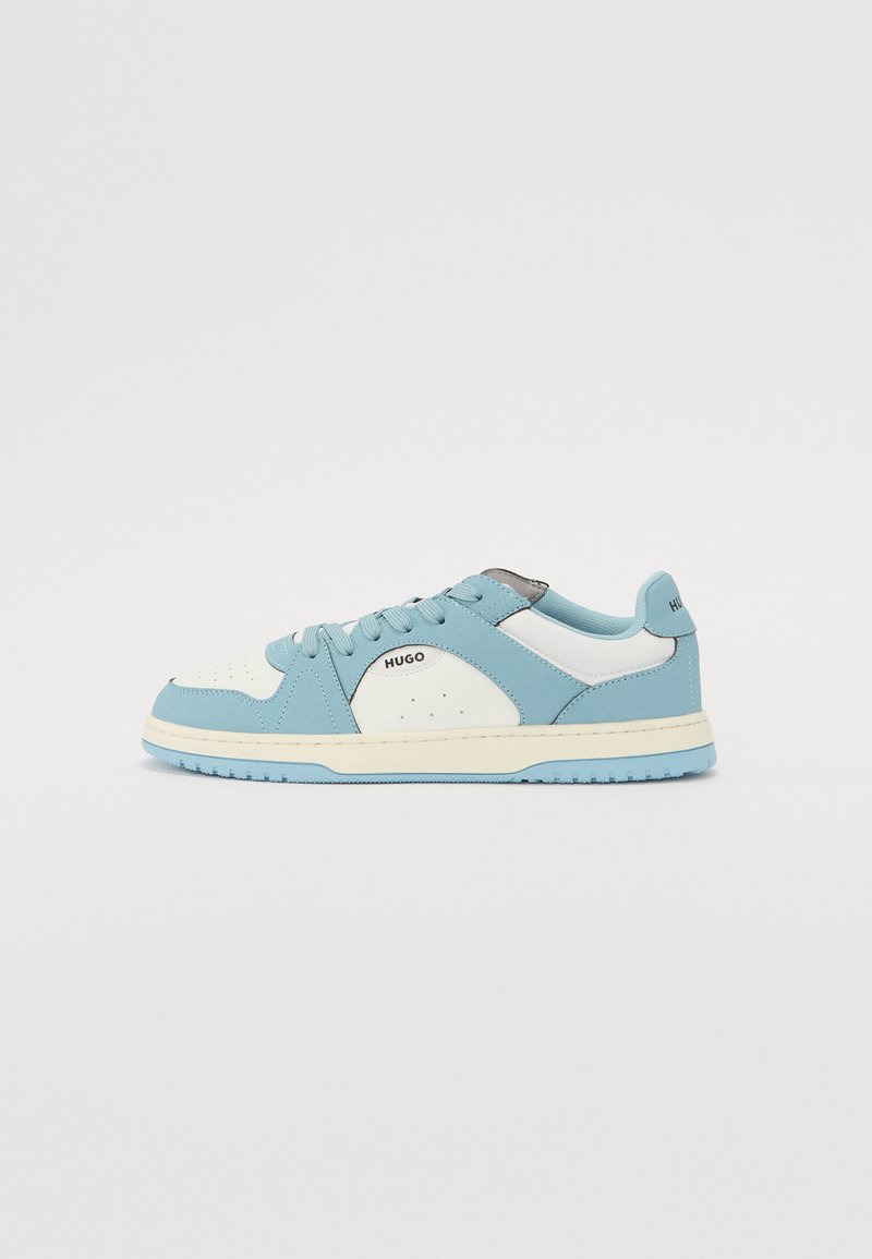 Hellblaue Turnschuhe mit weißen Akzenten, ausgestattet mit einem strukturierten Obermaterial, Schnürdesign und Gummisohle. Markenname "Hugo" auf der Ferse und der Seite sichtbar.