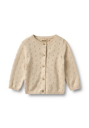 Beiger gestrickter Baby-Cardigan mit kleinen Lochmustern, rundem Ausschnitt und sechs Knöpfen vorne auf weißem Hintergrund.