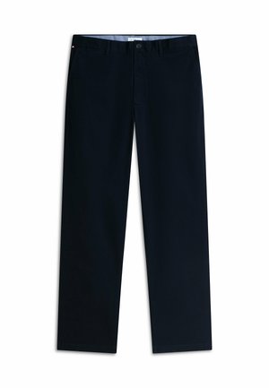 Pantalones azul marino de pierna recta con cierre de botón y cremallera, trabillas para cinturón y bolsillos laterales, colocados planos sobre fondo blanco.