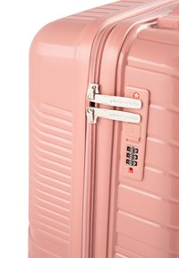 Harte Koffertasche in mattem Blush-Pink. Verfügt über eine strukturierte Oberfläche, doppelte Reißverschlüsse und ein Zahlenschloss mit numerischen Drehrädern.