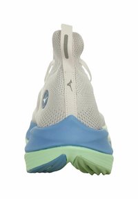 Zapatilla deportiva ligera con parte superior de malla gris transpirable, entresuela azul y suela verde. Presenta un logotipo circular y una pestaña trasera.