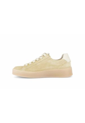 Baskets beige en daim à tige basse avec lacets blancs, languette de talon blanche rembourrée et semelle épaisse en caoutchouc beige, vues de l’extérieur.