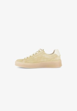 Beige suède lage sneaker met witte veters, gevoerde witte hieltab en dikke beige rubberen zool, gezien vanaf de buitenkant.
