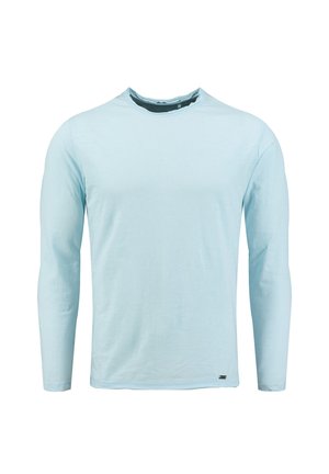 Helles blaues Langarmshirt aus weichem Material mit einem runden Halsausschnitt. Es hat ein schlichtes Design und ein dezentes Logo auf der unteren linken Seite.