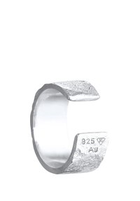Bague en argent avec une surface texturée, design ouvert et tampon 925 visible. Le métal a un fini poli avec des accents rugueux.
