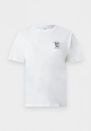 Άσπρο κοντομάνικο t-shirt με στρογγυλή λαιμόκοψη και μικρό μαύρο σχέδιο με ψάρι και τη φράση «Fischl Surfwear» στο αριστερό στήθος.