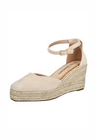 Alpargata cuña beige con puntera cerrada, plataforma de yute trenzado y correa al tobillo con hebilla pequeña dorada.