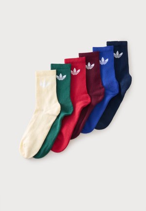 Six paires de chaussettes montantes Adidas en crème, vert, rouge, bordeaux, bleu et marine, chacune avec un logo Adidas blanc sur le bord.