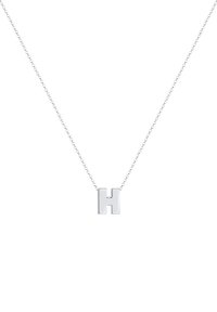Collier en argent avec un grand pendentif en forme de lettre "H" poli, attaché à une chaîne délicate avec de petits maillons sphériques.