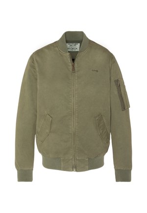 Chaqueta bomber verde oliva hecha de un tejido ligero, con cierre de cremallera en la parte delantera, puños acanalados, dos bolsillos laterales y un bolsillo con cremallera en la manga.