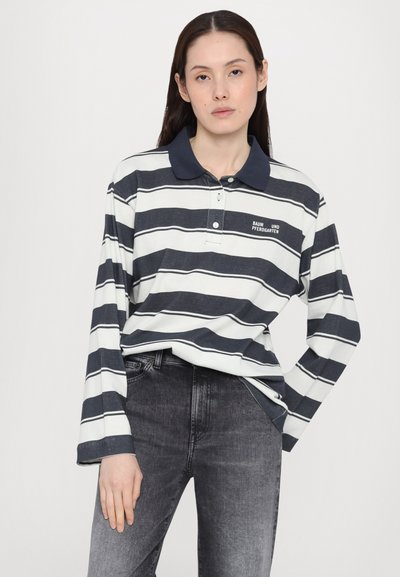 Langarm-Poloshirt mit navyblauen und weißen horizontalen Streifen, ausgestattet mit einem kontrastierenden navyblauen Kragen und einem dezenten Logo auf der Brust.